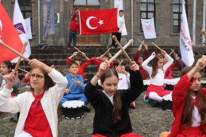 Cumhuriyet coşkusu Diyarbakır’ın tarihi surlarında yankılandı
