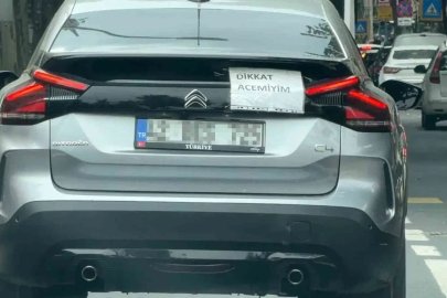 "Dikkat acemiyim" yazısını cama yapıştırıp trafiğe çıktı
