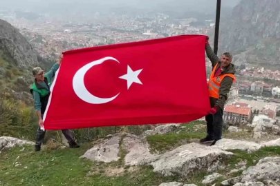 Dağda çöp toplayıp bayrak açtılar
