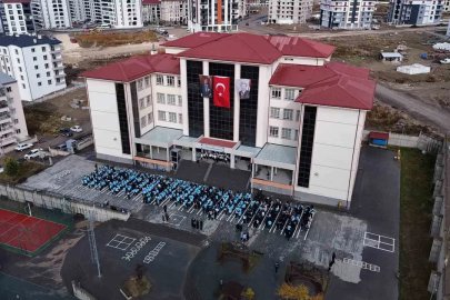 Sivas’ta 850 öğrenci coşkuyla Cumhuriyet şarkıları söyledi
