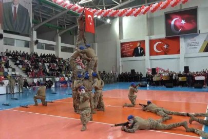Jandarmadan Türk bayraklı insan piramidi gösterisi
