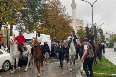 Sağanak yağış altında Cumhuriyet Bayramı’nı kutladılar
