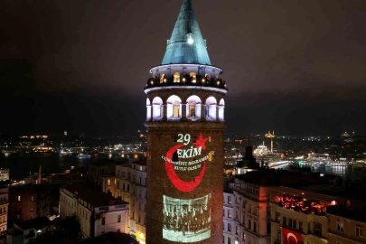 Cumhuriyet’in 103 yıllık ışığı Galata Kulesi’ni aydınlattı
