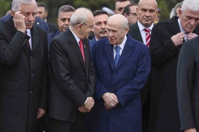 CHP Genel Başkanı Kılıçdaroğlu ile MHP Genel Başkanı Bahçeli Anıtkabir’de sohbet etti
