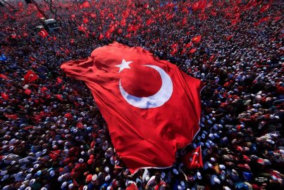 Esenler’de "Al Sancağın Gölgesinde Anadolu" fotoğraf sergisi açıldı
