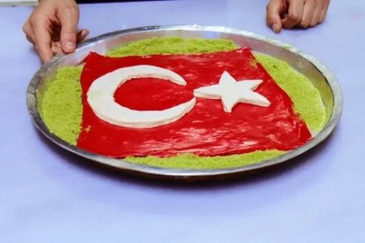 Cumhuriyet Bayramı’na özel ay yıldızlı katmer
