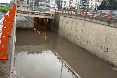 Diyarbakır’da sağanak yağışla alt geçitler tıkandı, hayat durma noktasına geldi
