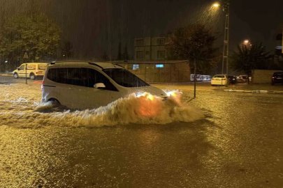 Adıyaman’da şiddetli yağış hayatı felç etti: Birçok araç mahsur kaldı
