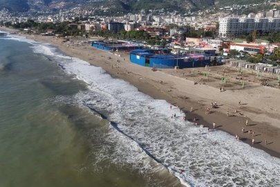 Alanya’da yağmurun ardından güneş yüzünü gösterdi sahiller doldu

