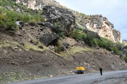Şırnak yollarında Karadeniz ekiplerinin kaya operasyonu

