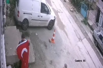 İzmir’de gencin bayrak duyarlılığı kamerada
