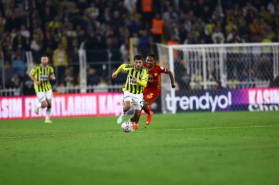 Trendyol Süper Lig: Fenerbahçe: 1 - Göztepe: 0 (İlk yarı)
