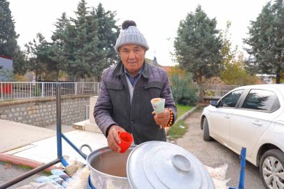 35 yıldır el arabasıyla sokak sokak dolaşıp nohut satıyor
