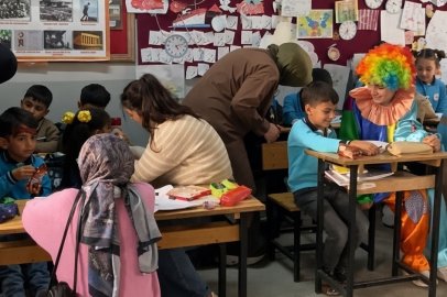 Erzincan'da üniversiteli gönüllüler köy okulundaki çocukları sevindirdi