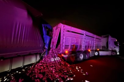 Erzincan-Erzurum kara yolunda tır ile kamyon çarpıştı: 2 yaralı